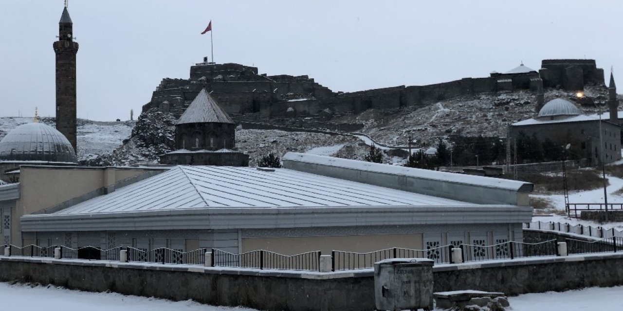 Kar Yağışını Türküyle Karşıladılar