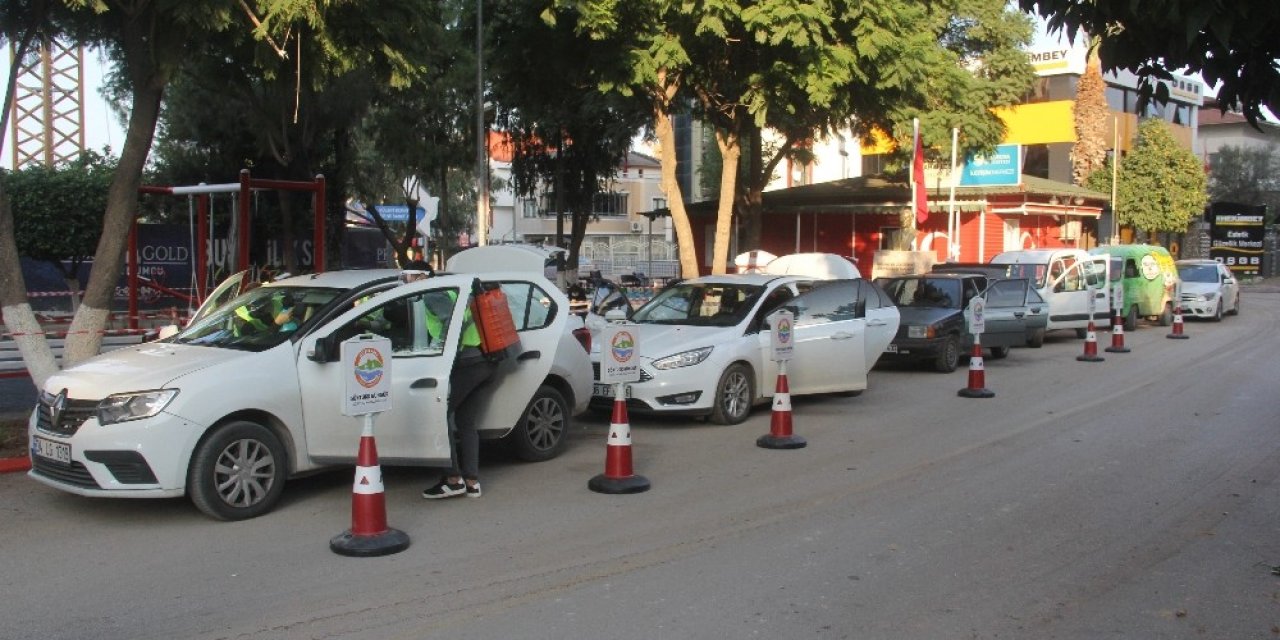 Muhtarlıkta Araç Dezenfekte Kuyruğu