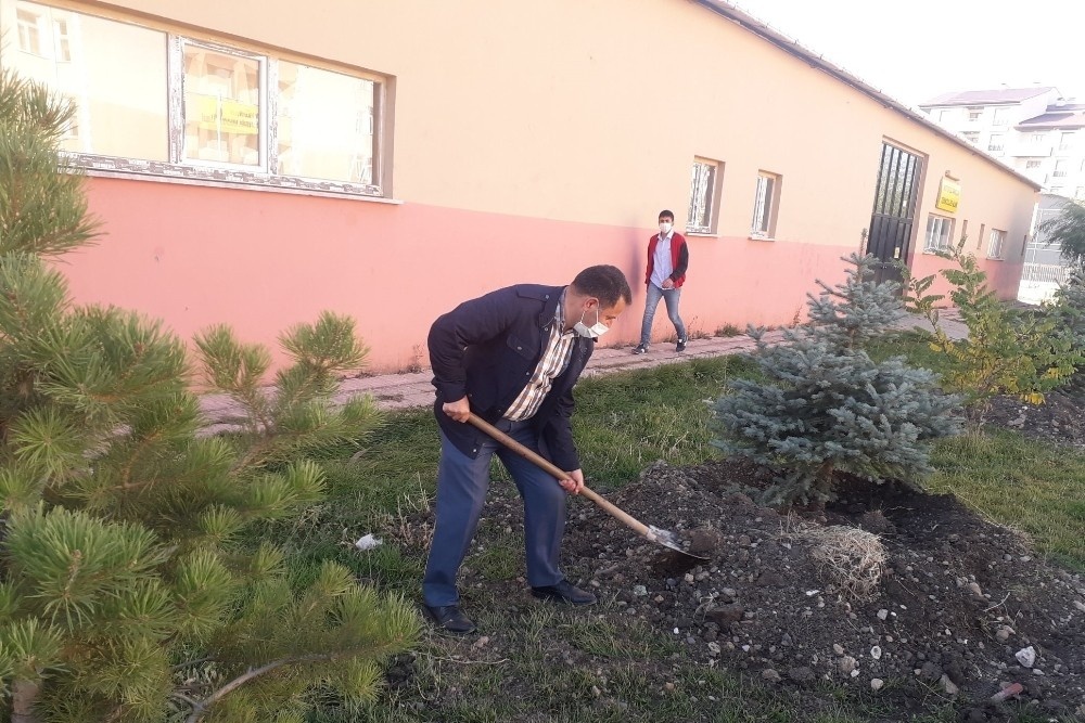 Orman yangınlarına dikkat çekmek amacıyla fidanlar toprakla buluşuyor