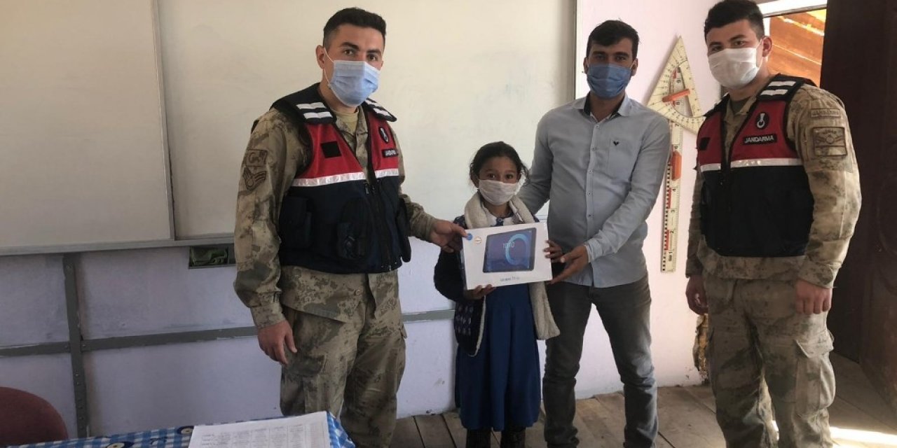 Sarıkamış’ta Jandarma Öğrencilere Tablet Dağıttı