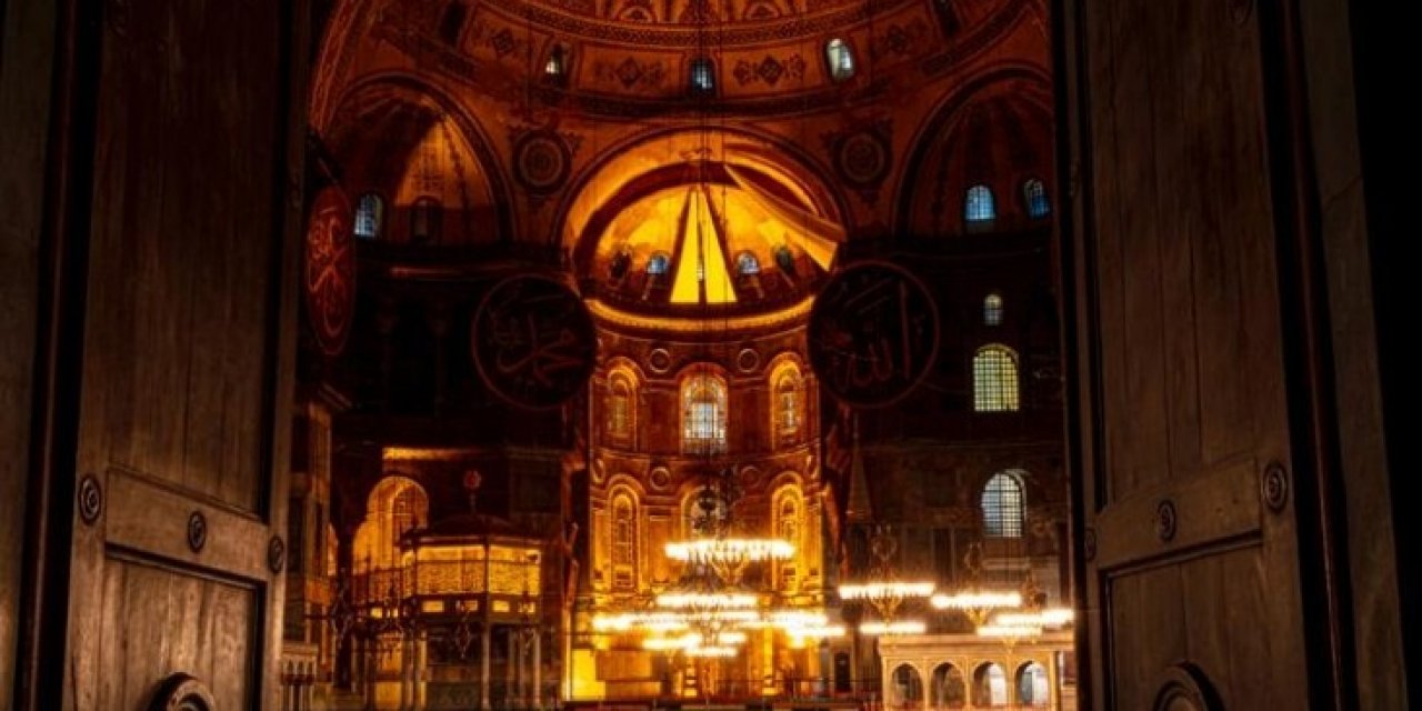 Ayasofya’nın Hat Levhaları Bakıma Alınıyor