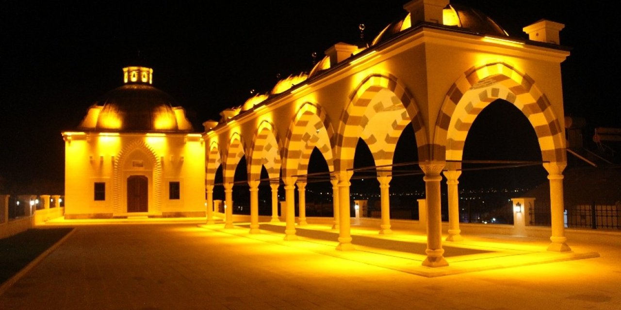 Finike Eroğlu Nuri Cami, Amber Rengi İle Aydınlatıldı
