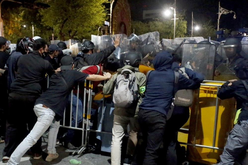 Tayland’ın başkenti Bangkok’ta başbakanın istifasının ve monarşi reformunun talep edildiği hükumet karşıtı gösteriler sırasında acil durum ilan edilirken 5’ten fazla kişinin bir araya gelmesine yasak getirildi.