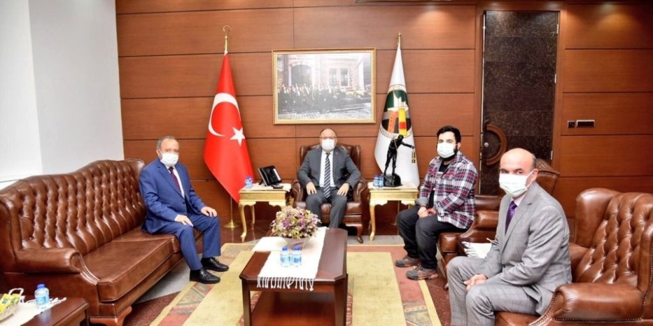 Türkiye’nin İlk Cep Uydusunun Maketini Takdim Ettiler