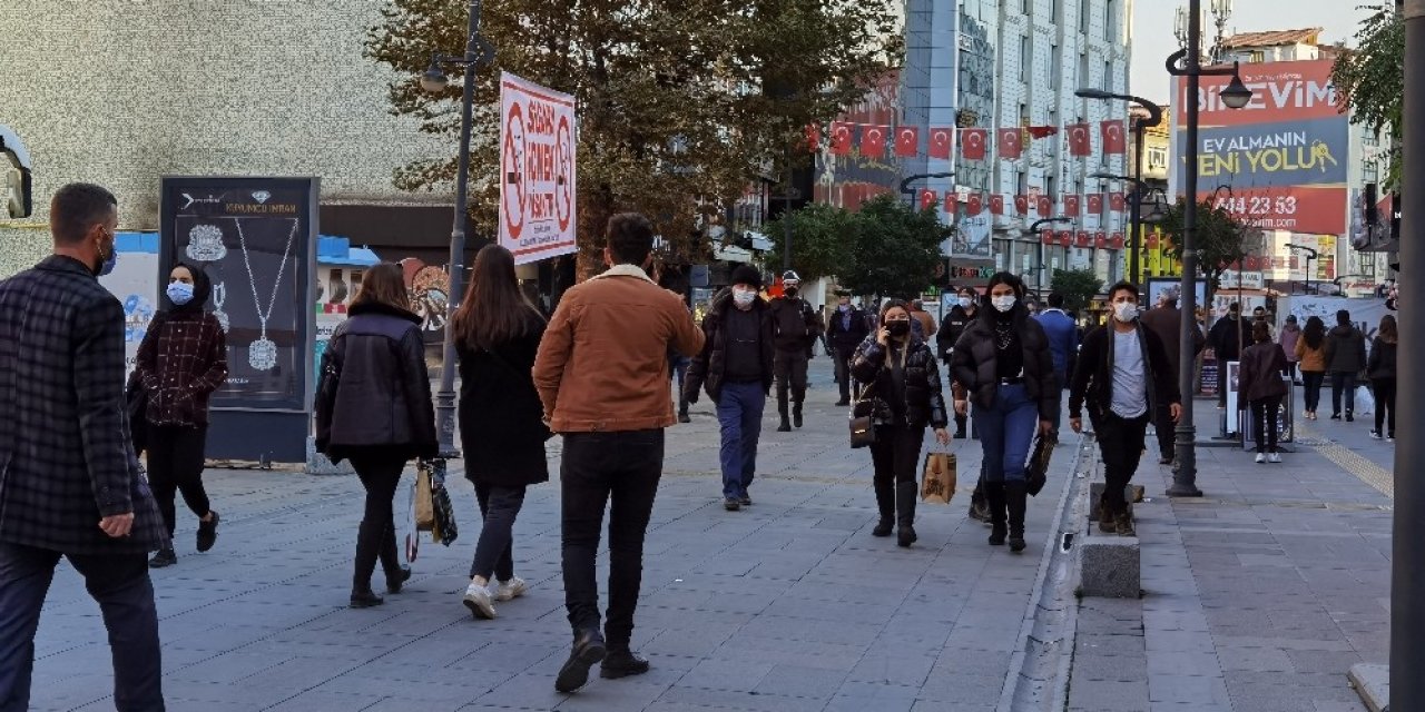 400 Kişi İle Sınırlandırılan Caddede Yoğunluk Gözlemlendi