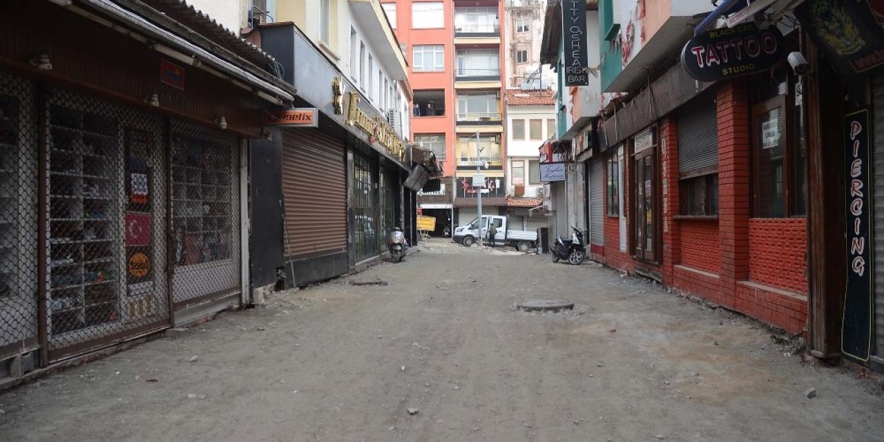 Kuşadası’nın Ünlü Barlar Sokağı Yenileniyor
