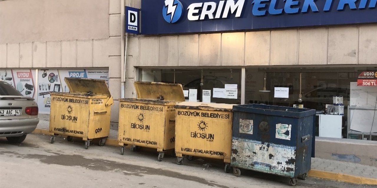 Dolmuş Durağı Adeta Çöp Konteynerleriyle Dolduruldu