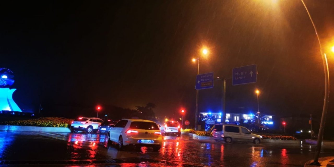 Marmaris’te Sağanak Yağış Etkili Oldu