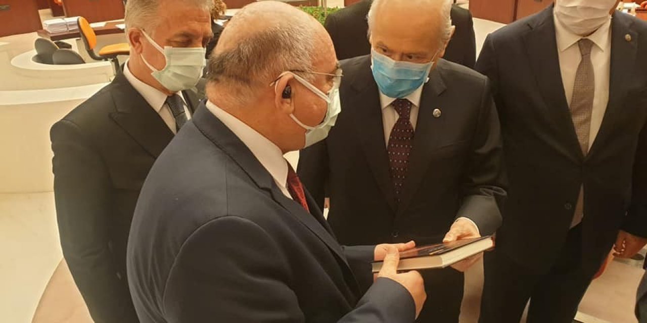 Milletvekili Karahocagil Koronadan Ölen Amcasının Kitabını Mhp Lideri Bahçeli’ye Hediye Etti