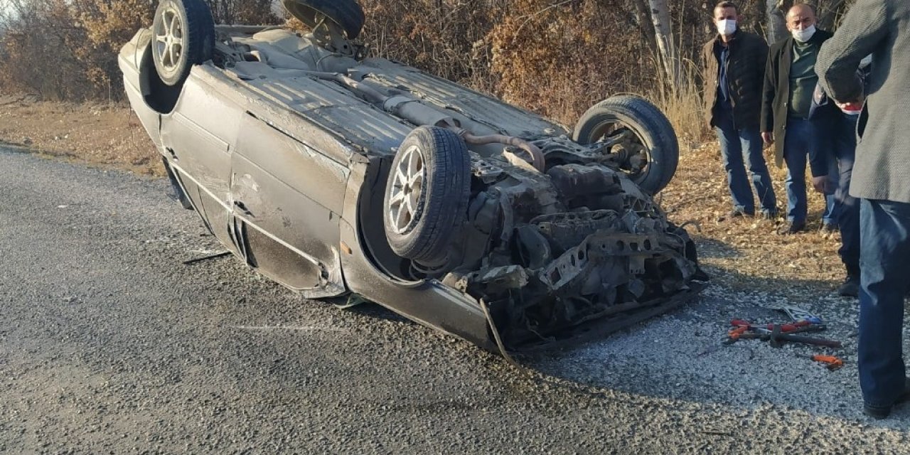 Bölünmüş Yolda Karşı Şeride Geçen Otomobil Takla Attı: 3 Yaralı