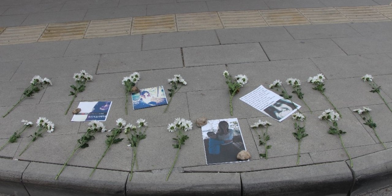Kaza Kurbanı Üniversiteli Gizem 19 Karanfille Anıldı