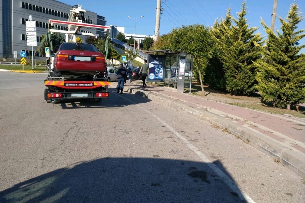 İzmit ilçe Umuttepe Hastane bölgesinde hatalı parklanma yaparak trafikte sıkışmaya neden olan araçlara cezai işlem uygulanıyor