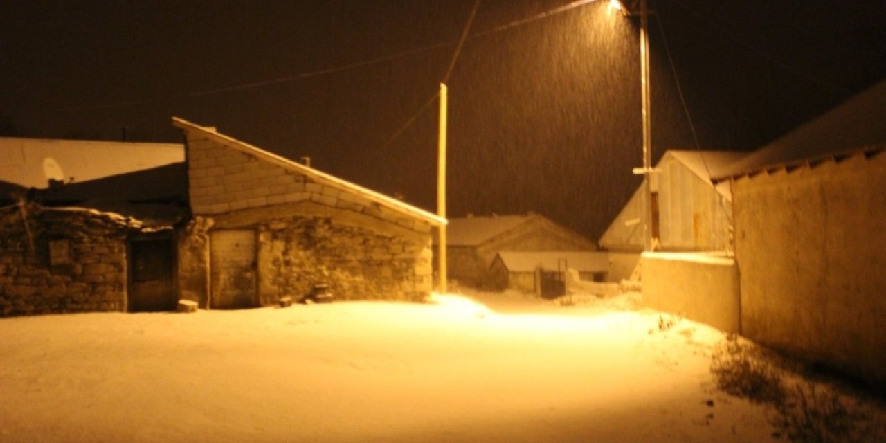 Ağrı’da Gece Yarısı Yağan Kar Etrafı Beyaza Bürüdü
