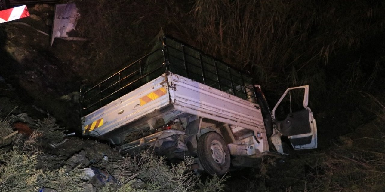 Kamyonet Drenaj Kanalına Düştü: 5 Yaralı