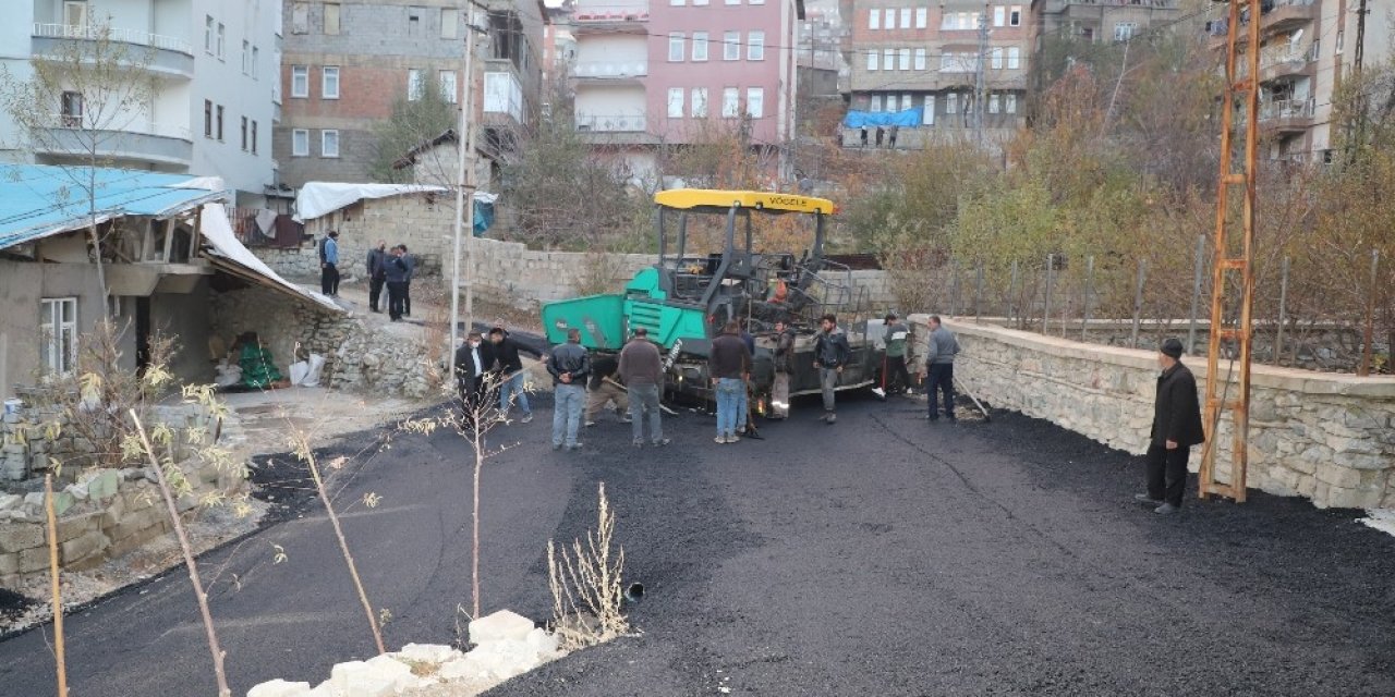 Hakkari’de Ara Sokaklara Asfalt Serildi