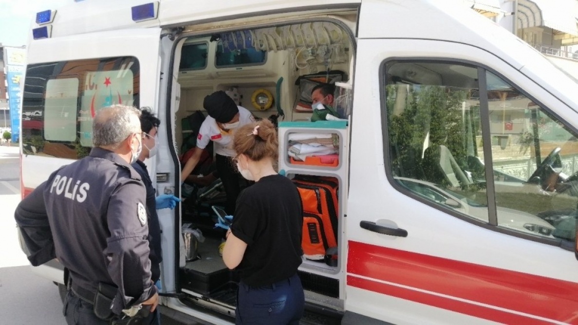 "Evinin alt tarafında bulunan kendine ait dükkanda tahliye etmek istediği 2 kiracısını silahın kabzasıyla darp ederek yaraladı"