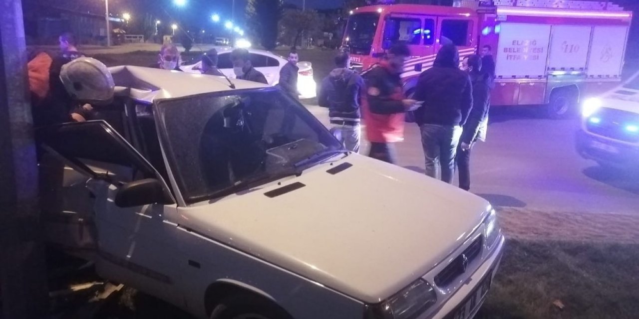 Otomobil Aydınlatma Direğine Çarptı: 2 Yaralı