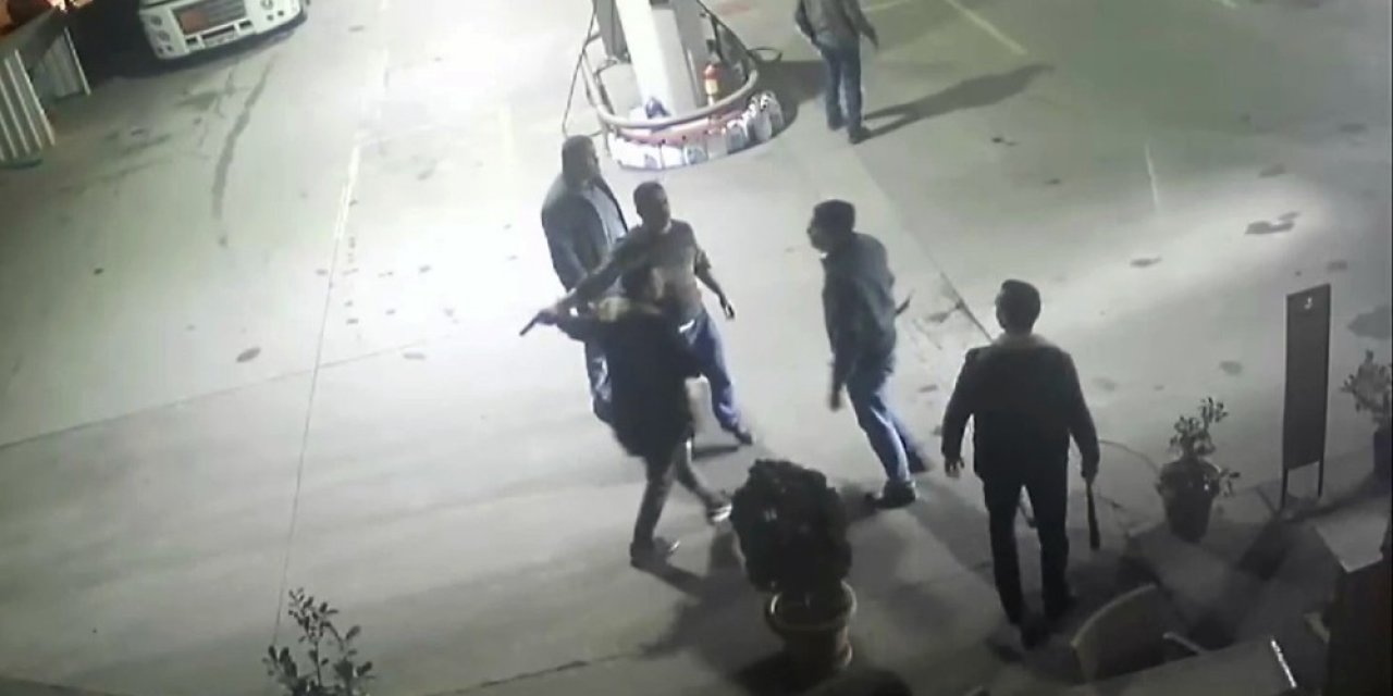 Yaklaşık 10 Kişilik Grubun Benzinliği Silah Ve Sopalar İle Bastığı Anlar Kamerada