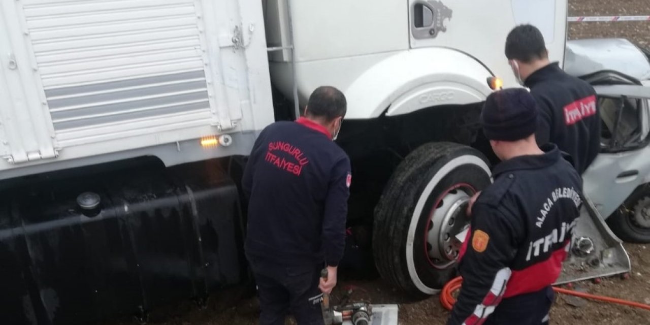 Otomobil Kamyonun Altına Girdi: 1 Ölü, 1 Yaralı