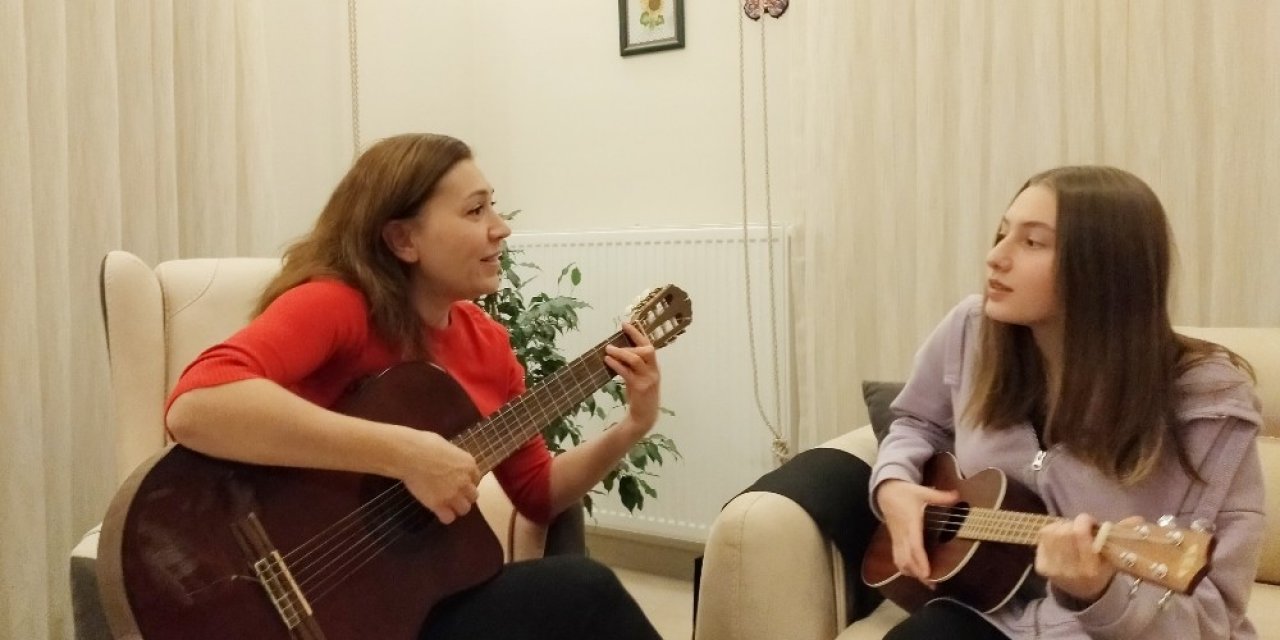 Anne Kızın Canlı Performansları Sosyal Medyada İlgi Görüyor