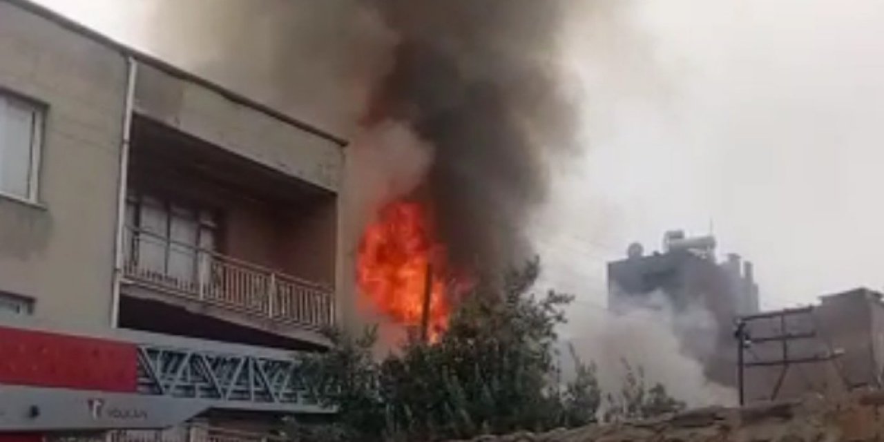 Alevlerin İçinden Yaşlı Adamı Çekip Kurtardı