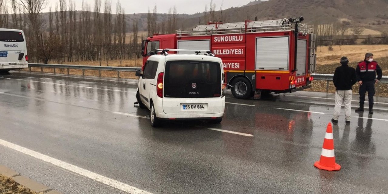 Kayganlaşan Yolda Hafif Ticari Araç Takla Attı: 1 Yaralı