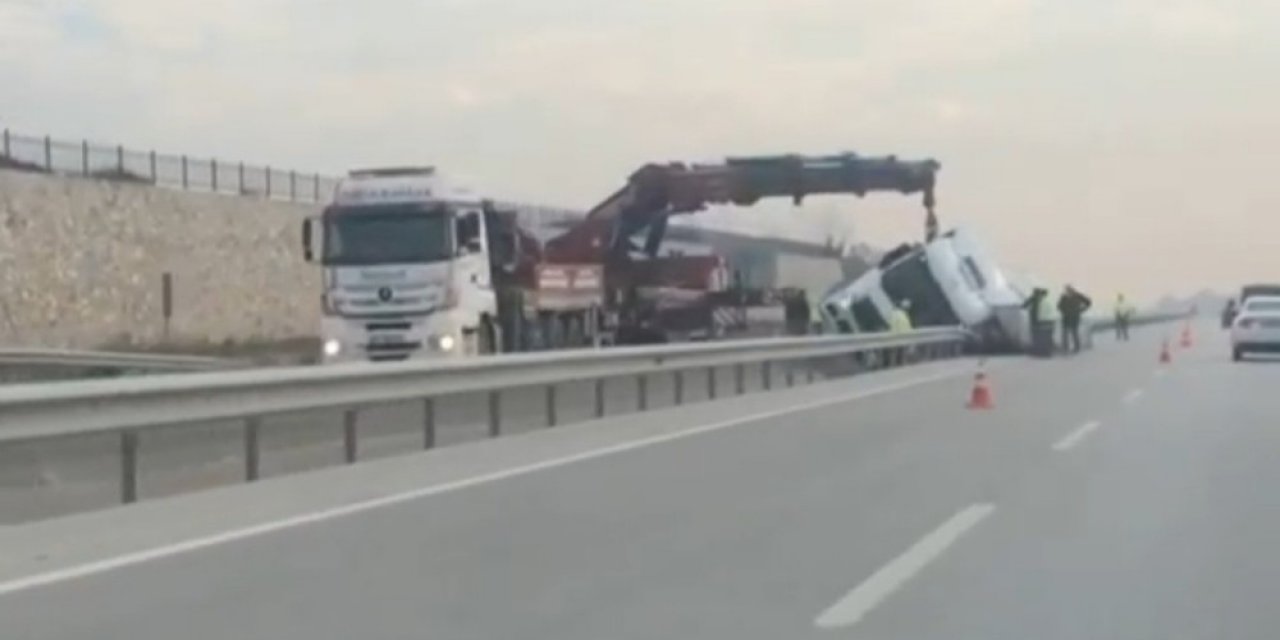 Bursa’da Tır Bariyerlere Saplandı