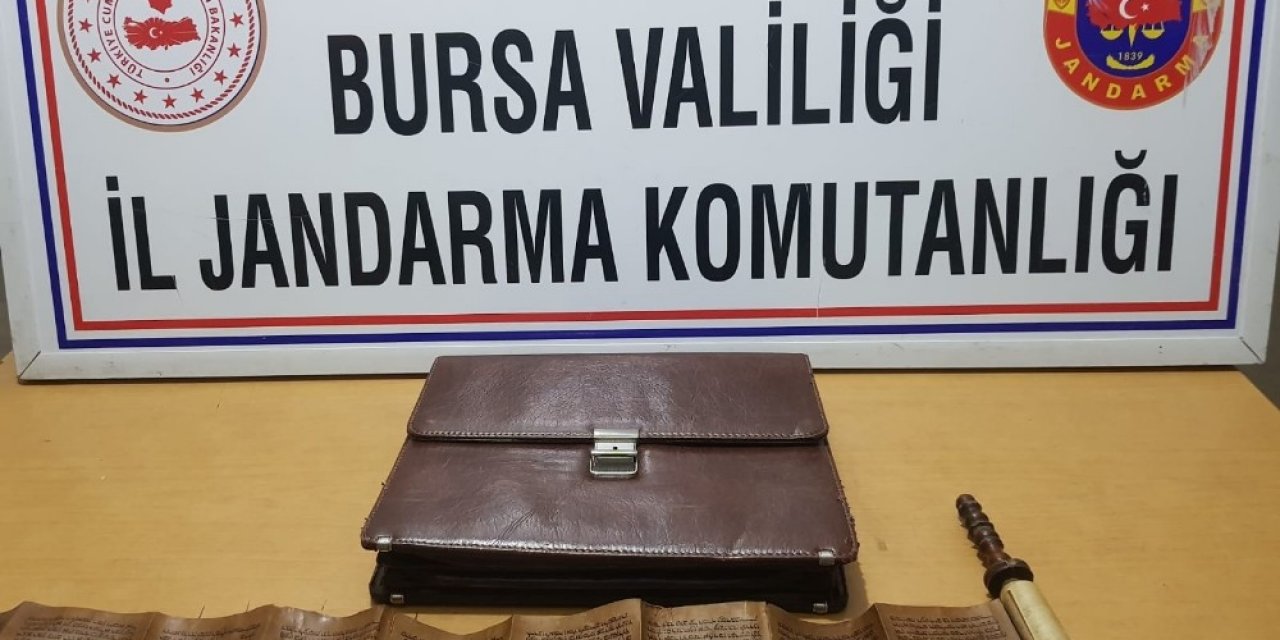 Bursa’da Tarihi Eser Kitabı Jandarmaya Satarken Suçüstü Yakalandılar