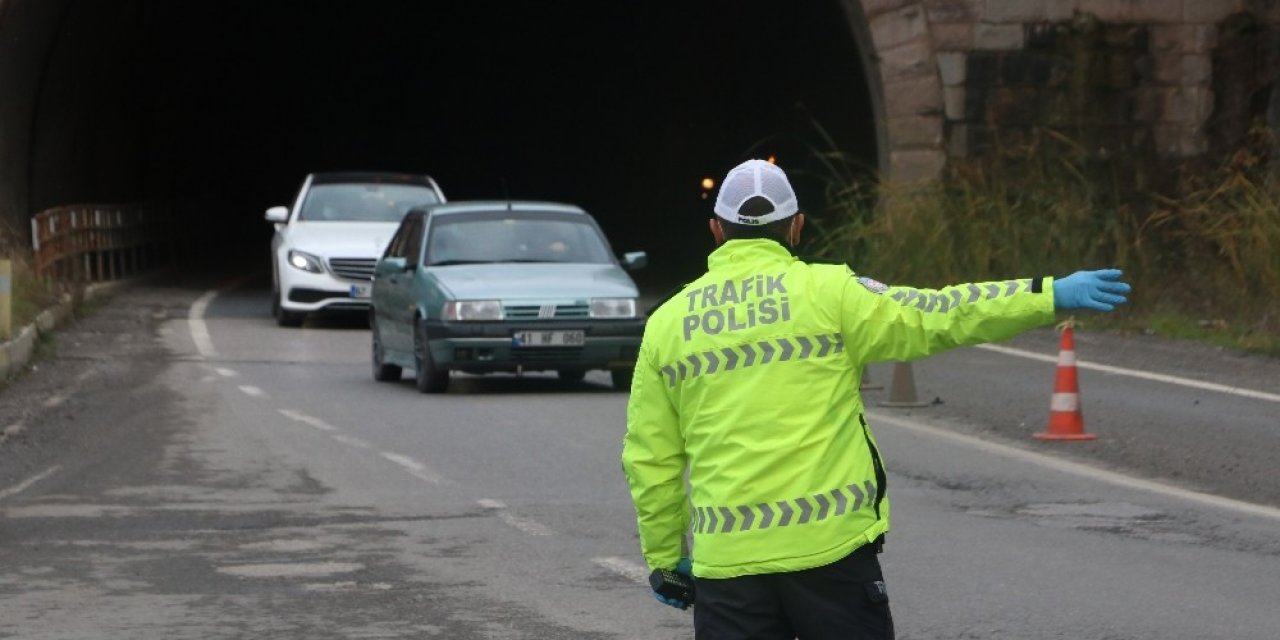Polis Tek Tek Durdurup Kontrol Etti, Kış Lastiği Takmayan Sürücüler Ceza Yedi