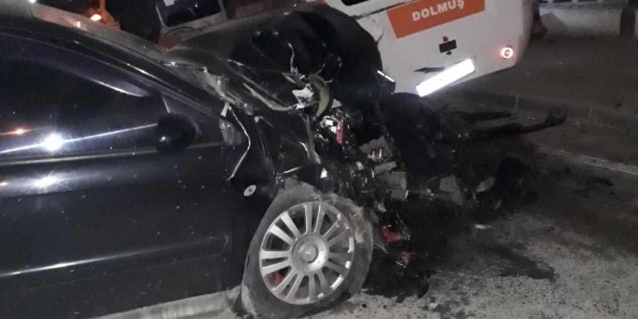 Otomobil Park Halindeki Dolmuşa Çarptı