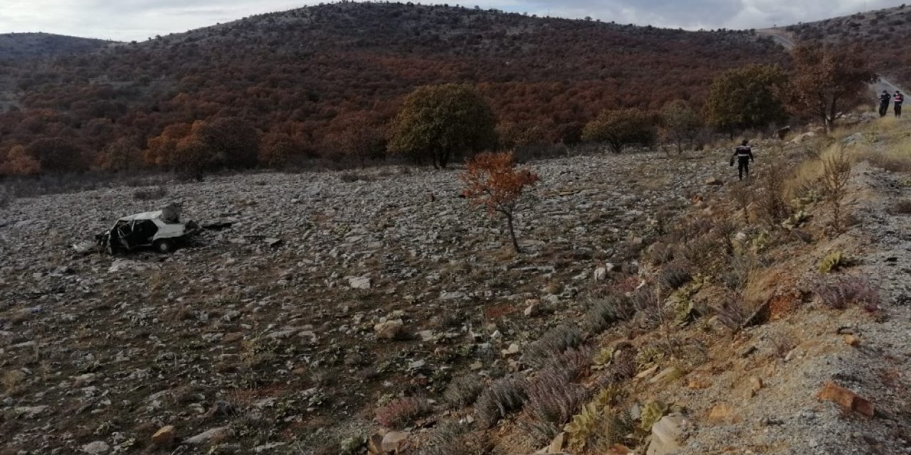 Takla Atarak Tarlaya Uçan Otomobilden Sağ Kurtuldu