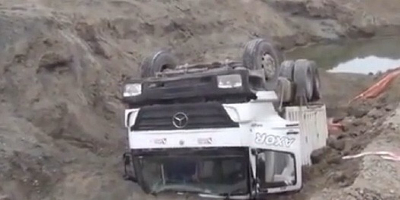Yol Çöktü, Kamyon Devrildi: 1 Yaralı