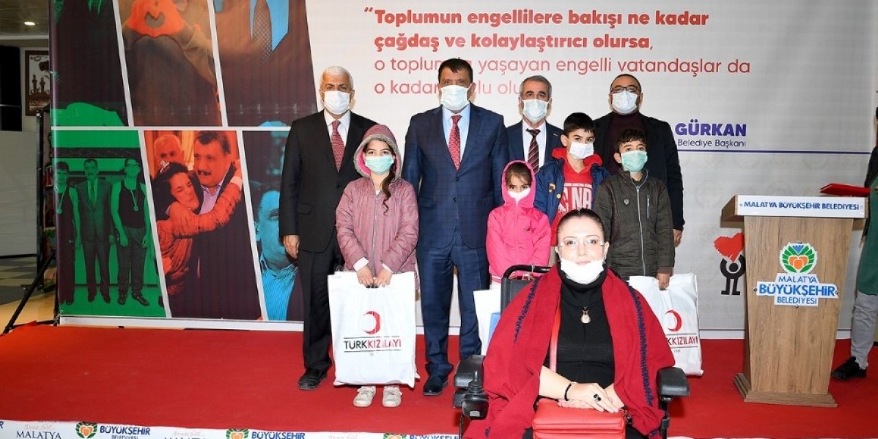 Engelli Ve Ailelerine Kıyafet Yardımı