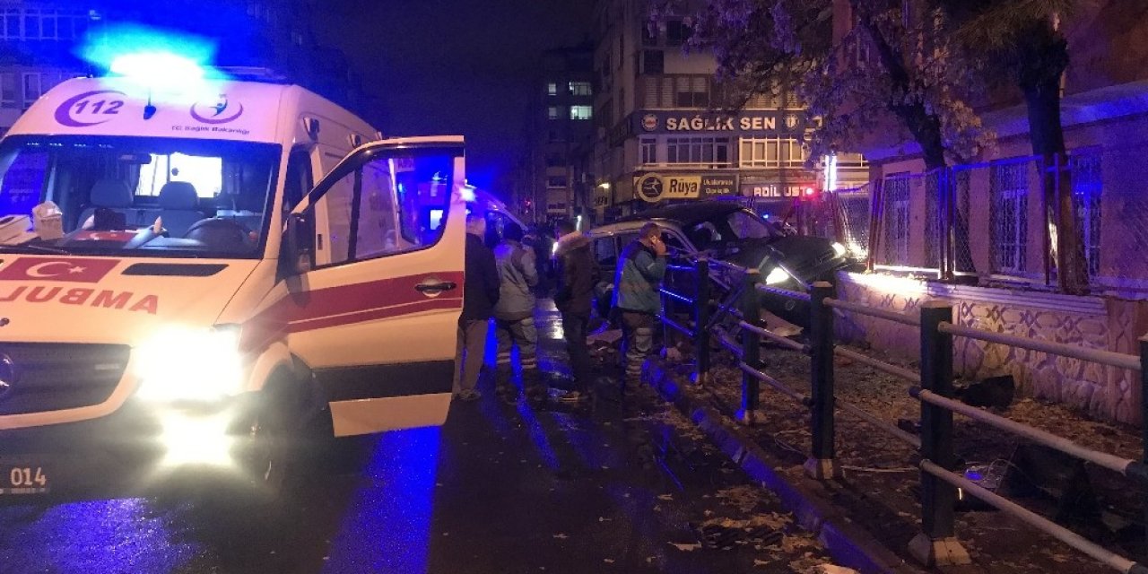 Ambulans İle Ticari Araç Çarpıştı: 5 Yaralı