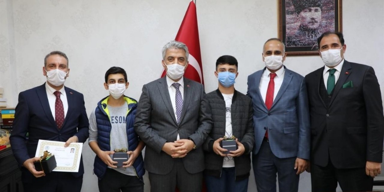Tübitak Proje Yarışmasında Türkiye Birincisi Olan Öğrenciler Ödüllendirildi