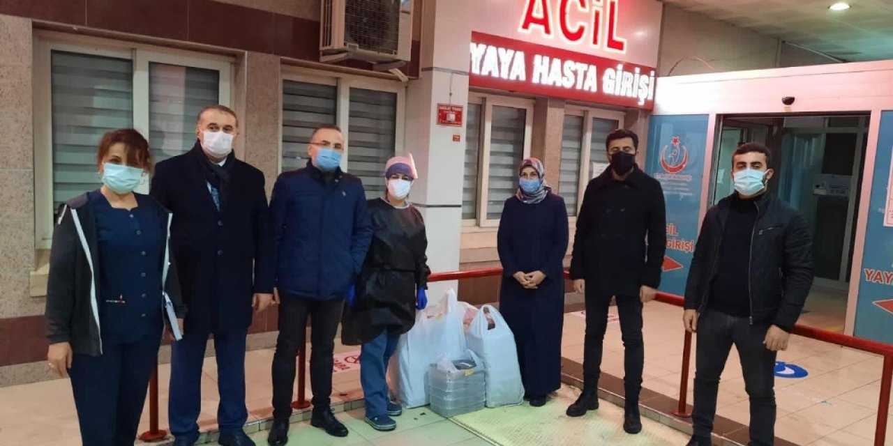 Evlerinde Pişirip Sağlık Çalışanlarına Gönderdiler