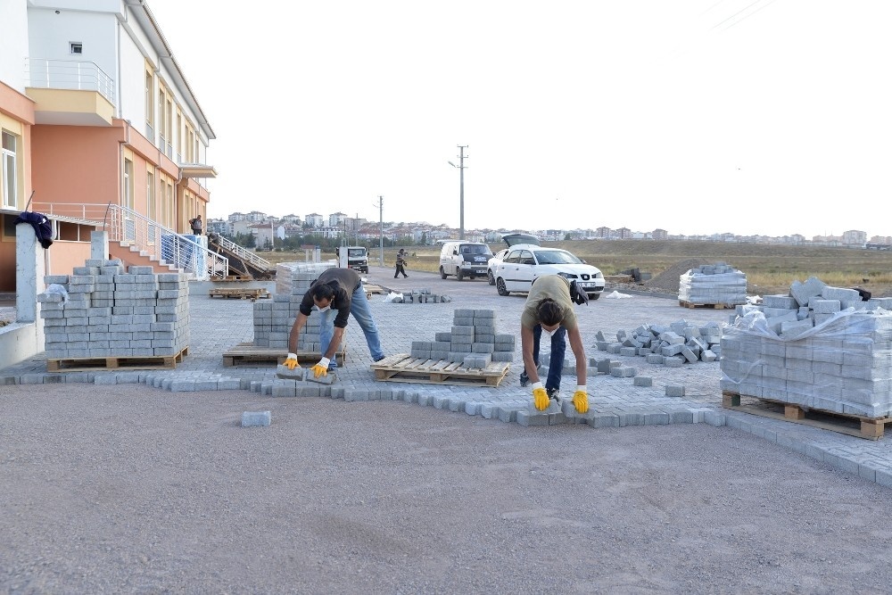 Yol ve kaldırım çalışmaları, kırsal mahalleler ile birlikte kent merkezinde tüm hızıyla devam ediyor