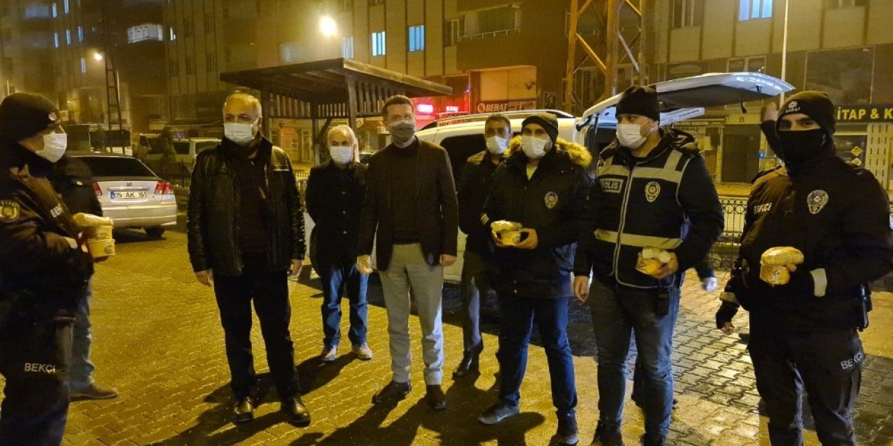 Amasya’da Denetim Yapan Polislere Ak Parti’lilerden Çorba İkramı