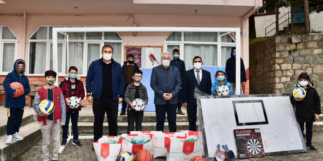 Kur’an-ı Kerim Kurslarındaki Gençlere Malzeme Desteği