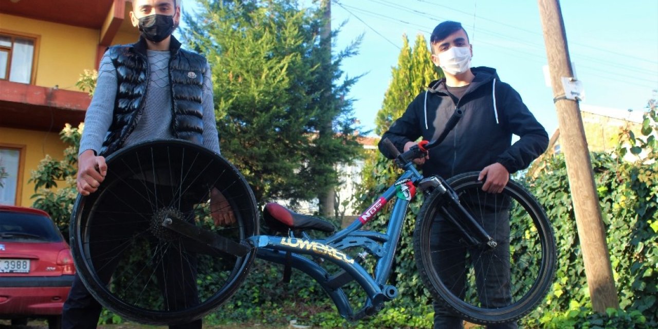 Hurda Parçalarla Araba Lastikli Bisiklet Yapan 2 Arkadaş Paraya Para Demiyor