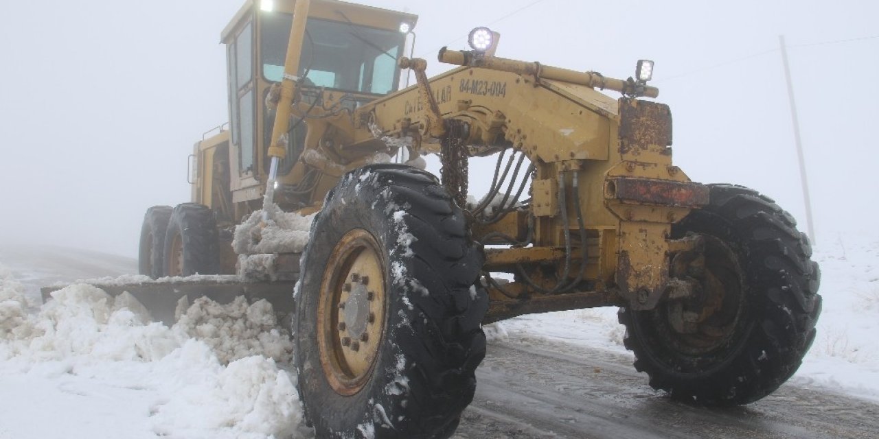 Kar Elazığ’da 14 Köy Yolunu Ulaşıma Kapattı