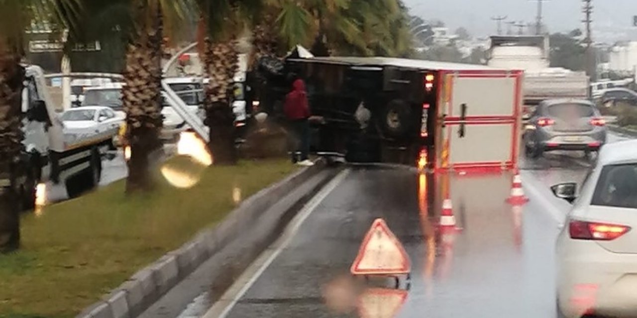 Orta Refüje Çıktı, Aydınlatma Direğini Devirdi