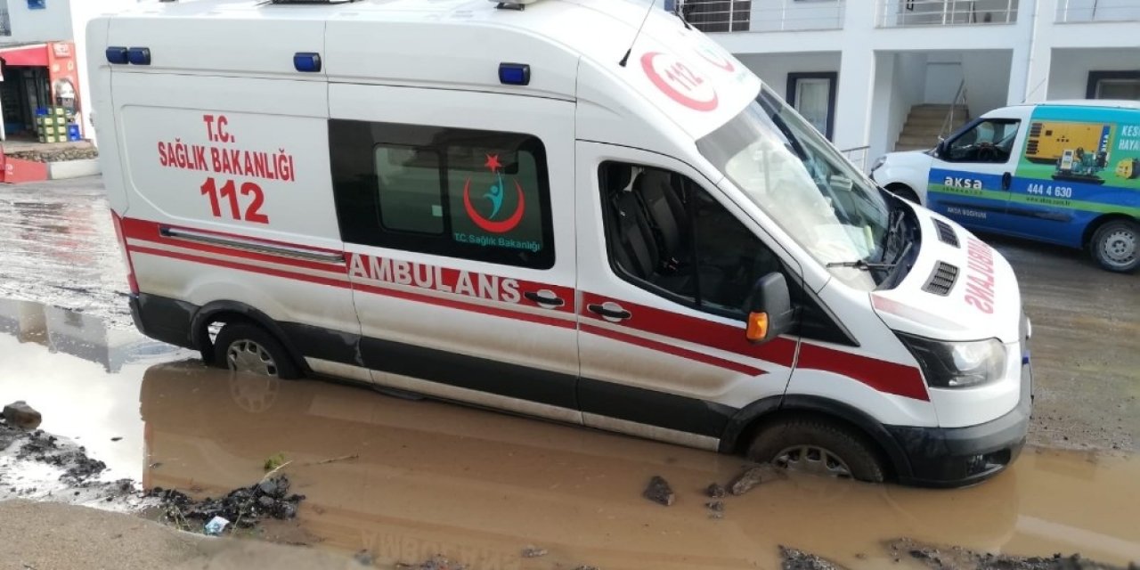 Muğla Bodrum'da Vakaya Giden Ambulans Çamura Saplandı