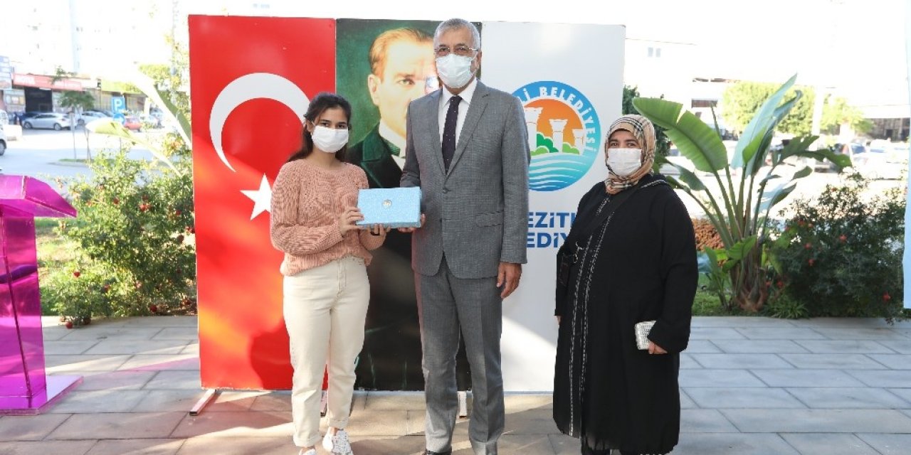 Mezitli Belediyesinin Tablet Dağıtımı Sürüyor