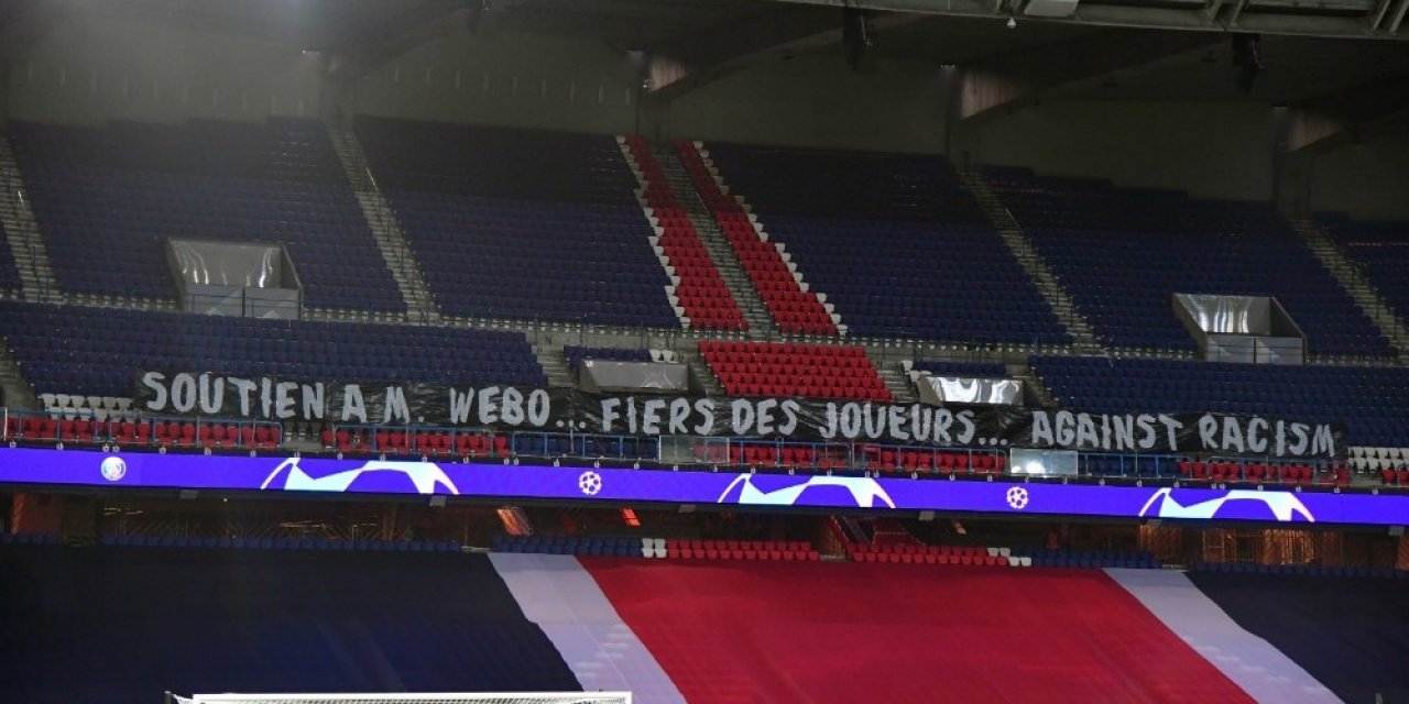 Paris Saint-Germain-Medipol Başakşehir maçı öncesi Parc Des Princes’e Irkçılık Karşıtı Pankartlar Asıldı