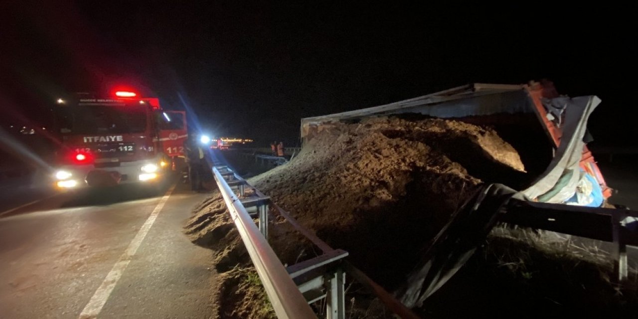 Düzce’de Talaş Yüklü Kamyon Devrildi Sürücüsü Yaralındı
