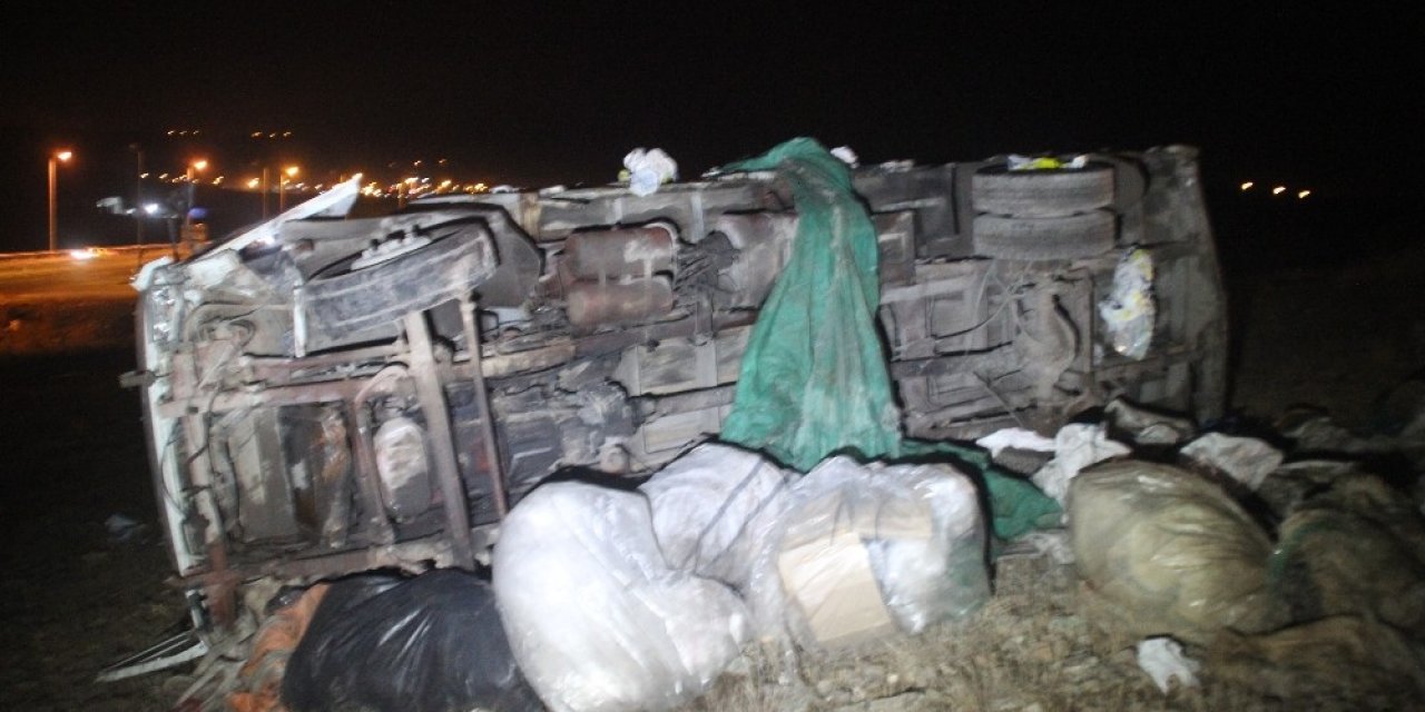 Otomobille Çarpışan Kamyonet Şarampole Devrildi: 2 Ölü, 4 Yaralı