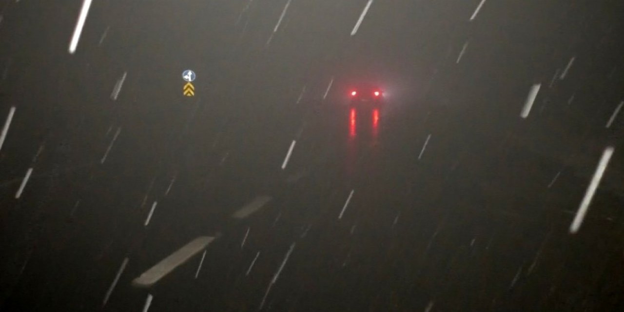 Ağrı’da Etkili Olan Kar Ve Sis Sürücülere Zor Anlar Yaşattı