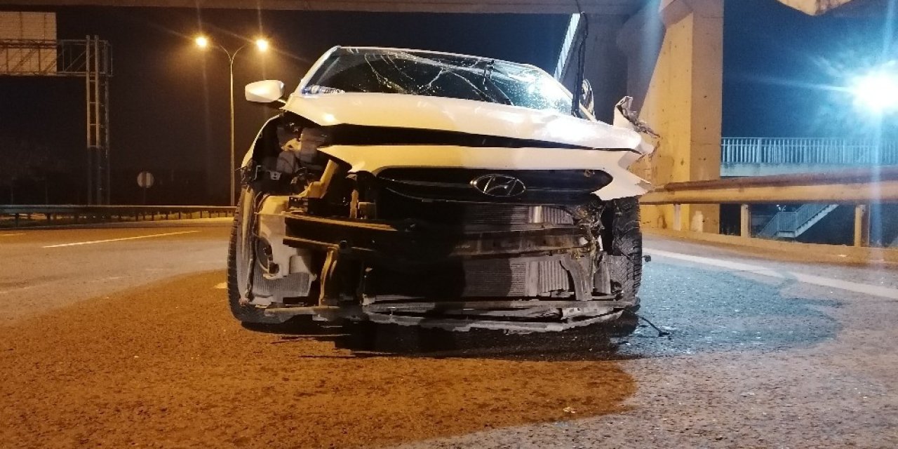 Takla Atan Otomobil Tıra Çarptı, Sürücü Kazayı Yara Almadan Atlattı