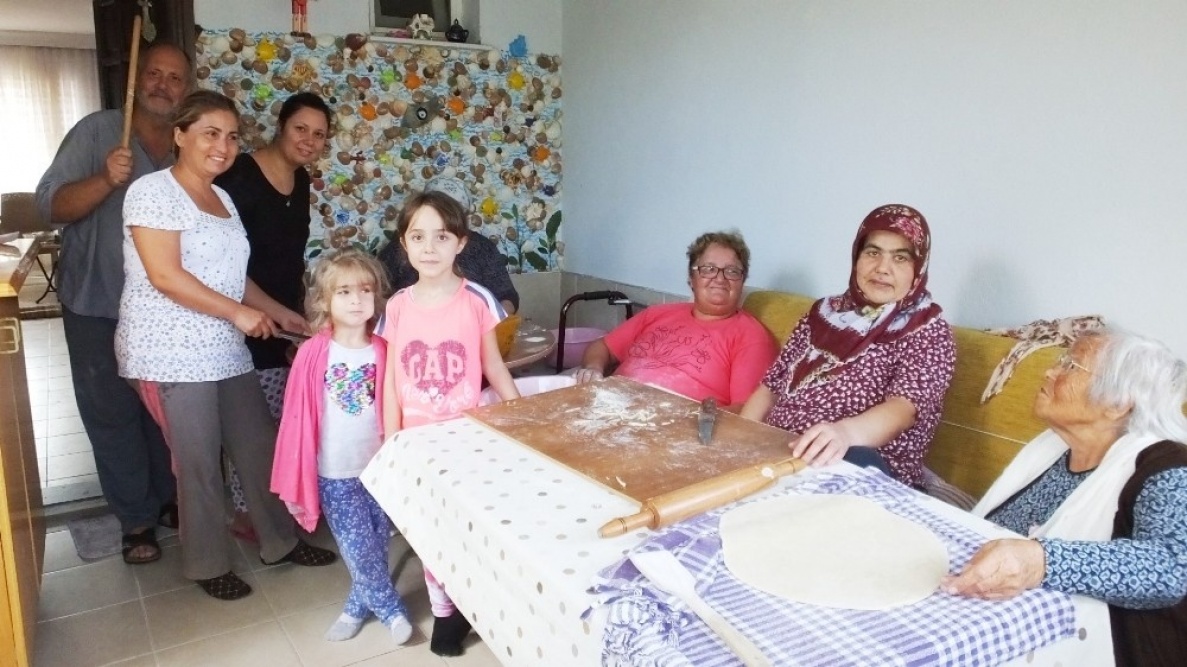 İmece Usulü İle Kışlık Yiyecek Hazırlama Geleneğini Devam Ettiriyorlar
